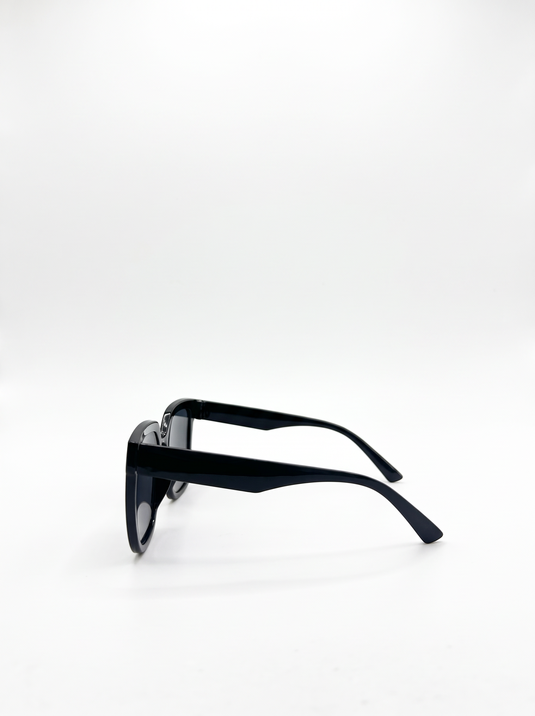 Verdun — Black worn on model